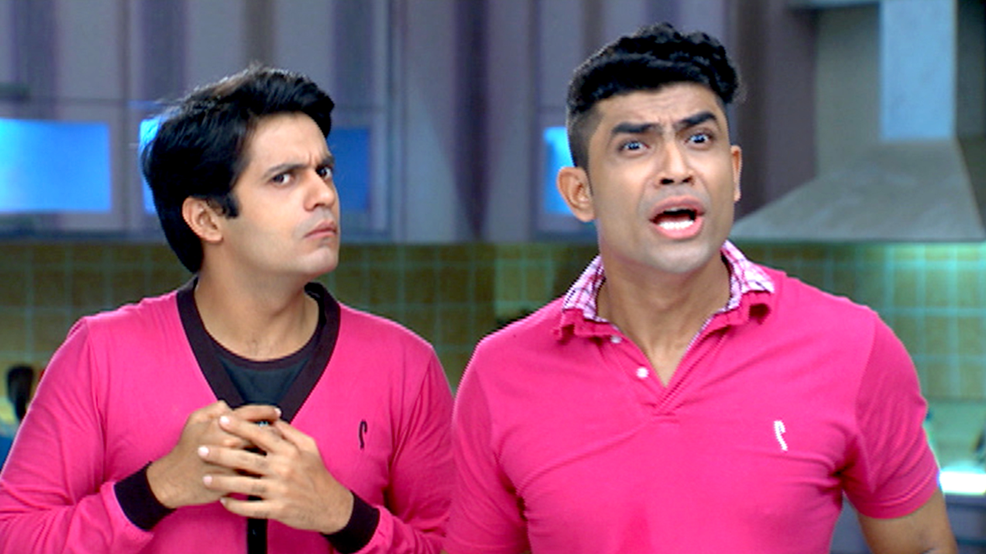 Watch Badi Dooooor Se Aaye Hai Episode No 320 TV Series Online 